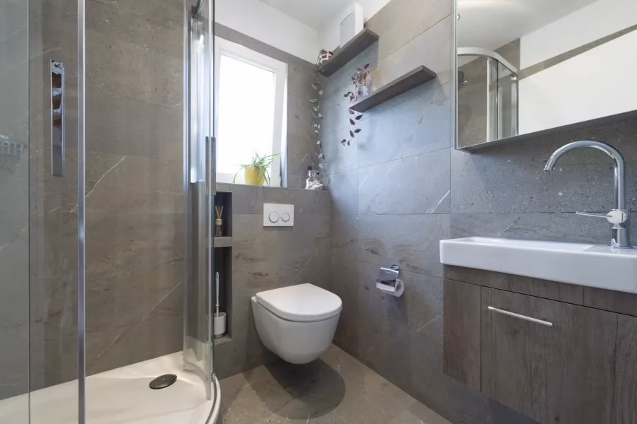 Badezimmer mit neuem Lavabo, Dusche und WC in Duggingen